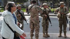 Militares patrullan las calles de Lima tras decretarse el estado de emergencia