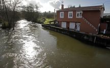 El r�o Mero, desbordado a su paso por Cambre en foro de archivo. 