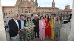 Ghaleb Jaber, entre la alcaldesa y la edila de Festas, con los representantes de todos los grupos municipales de Santiago.