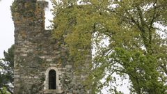 La torre est� situada en la parroquia de Pino (Cospeito)