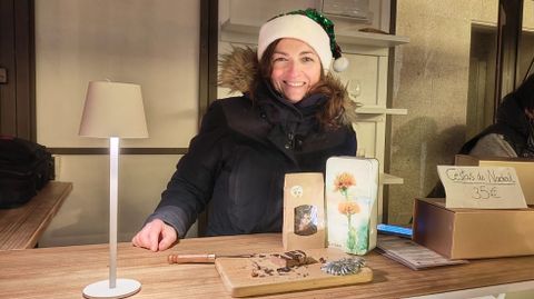 M�nica Rodr�guez con el turr�n de chocolate que elabora en A Veiga.