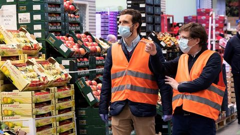 Casado y al alcalde de Madrid, Jos� Luis Mart�nez-Almeida, durante su visita el viernes a Mercamadrid