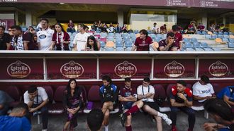 Afici�n, jugadores y presidenta del Pontevedra esperando por una respuesta de la Federaci�n tras el partido del s�bado