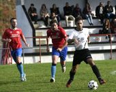 El jugador Ted�n (Castrelo) presionado por Mart�n y Maikol. 