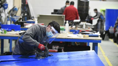 Empresa Proferplas de Laln trabajando con mascarillas 