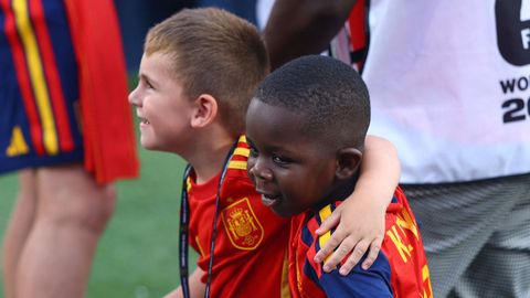 Keyne, el hermano de Lamine Yamal, abrazado a otro ni�o despu�s de que Espa�a ganara el Mundial