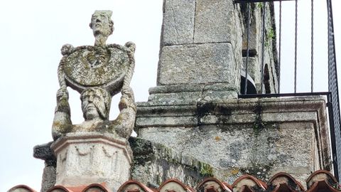 Reloj de sol antropomórfico situado en la iglesia de San Andrés de O Hío, Cangas