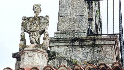 Reloj de sol antropomrfico situado en la iglesia de San Andrs de O Ho, Cangas