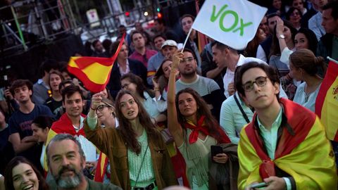 Muchos fueron los afines a Vox que quisieron salir a la calle a celebrar que entra en el Congreso con 24 escaos