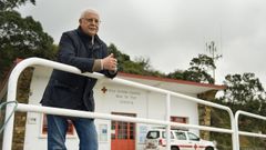 Paulino, en 2014, junto a la base de la Cruz Roja del Mar, en el muelle de Cedeira