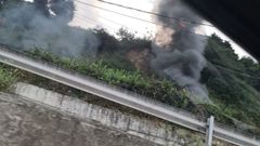 Humo en la parcela okupada captado por los vecinos desde la carretera