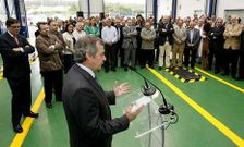Amador de Castro, de SYC, dirigi�ndose ayer a los presentes en la inauguraci�n de la ITV de Zas.