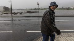 El r�o Cambeda, desbordado ayer a su paso por la r�a Vilar de Vimianzo