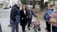 La alcaldesa, In�s Rey, charla con vecinos de la Sagrada Familia durante su visita al barrio