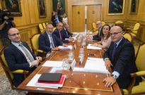 <span lang= es-es >Cumbre �monocolor� en Madrid</span>. Por primera vez se sentaron en una misma mesa de trabajo las cuatro administraciones implicadas en la integraci�n del AVE en Ourense. Jos� Manuel Baltar, Ethel V�zquez y Jes�s V�zquez, durante el encuentro con responsables de Fomento. 