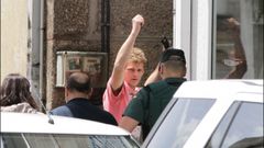 Momento en el que los agentes de la Guardia Civil detienen en la puerta de su vivienda al principal sospechoso del crimen 
