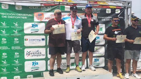 En el centro, Antonio Novo, campeón de España en la segunda categoría.