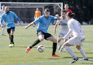 El delantero boirista Rub�n Rivera (de azul) intenta regatear a dos jugadores del conjunto coru��s. 