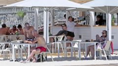 Clientes en la terraza de un bar en la playa de Silgar, en Sanxenxo