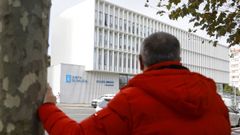 Jos Domnguez, ante la sede del Espazo Amizar de la Xunta en A Corua.