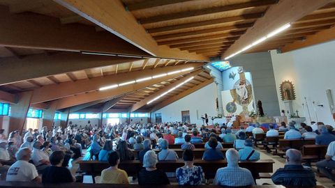 La iglesia de la parroquia se abarrot de fieles en la misa solemne que se ofici al medioda