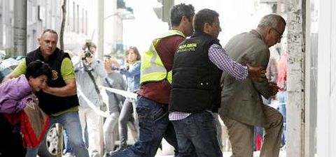 Rosario Porto y Alfonso Basterra, conducidos por la Guardia Civil a un registro en sus domicilios de Santiago.