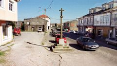 El cruceiro, en la plaza a�n sin reformar, en marzo del a�o 2000