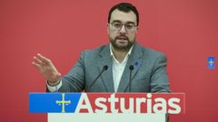 El presidente del Principado de Asturias, Adri�n Barb�n, esta tarde en Oviedo en la reuni�n de la Comisi�n Ejecutiva Auton�mica FSA-PSOE