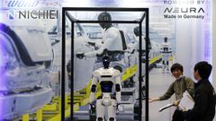 Un robot humanoide de aplicaciones en la automoci�n, en una imagen de una feria en Tokyo
