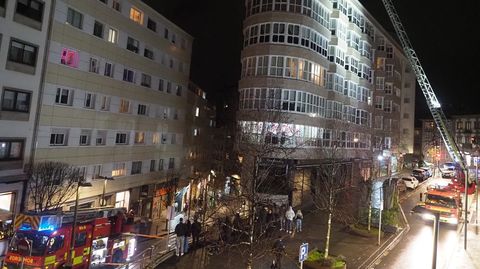 Los bomberos tuvieron que desplegar la escalera para llegar a la chimenea