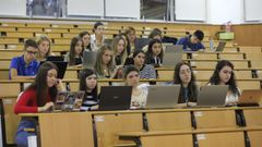 Alumnos en una clase en la facultad de Derecho de Santiago en una imagen de archivo.
