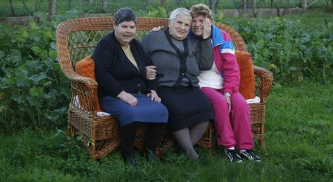 Virginia, con sus hijas Mara del Carmen y Araceli, en la huerta de la casa que las tres comparten, desde siempre, en Valga. 