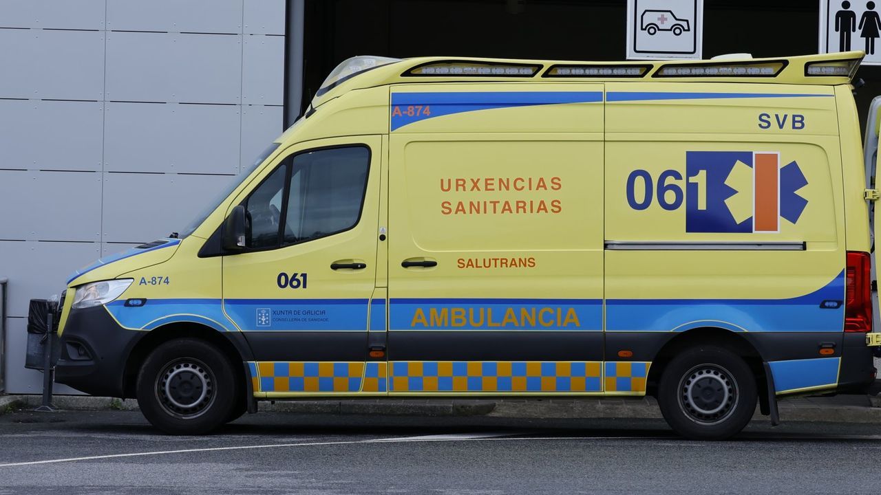 Accidente grave en Ribadeo donde un vehículo chocó contra un pilar de la autovía