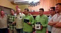 Juan Jos� Moimenta, centro de la imagen, posa como ganador. 