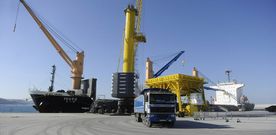 El Puerto Exterior ya lleva a�os operando con la carga y descarga de mercanc�as. 
