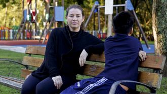 Blanca acompa�a a su hijo por las ma�anas mientras espera que lo escolaricen.
