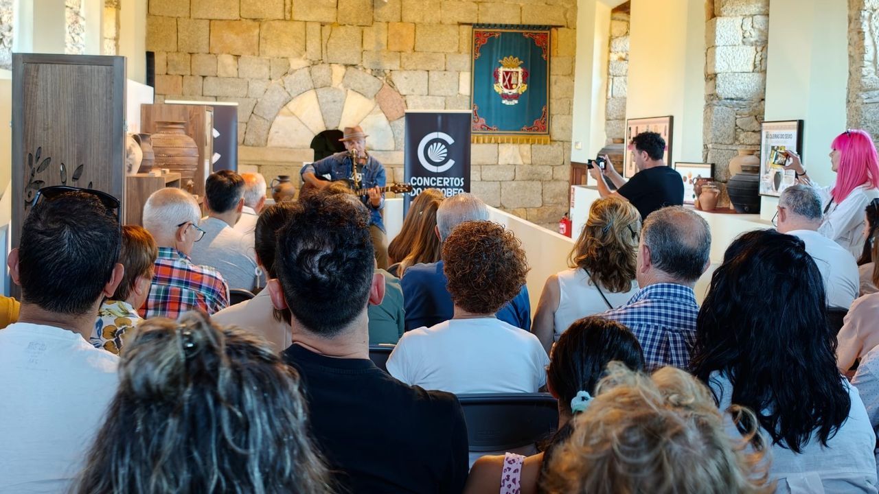 Lleno absoluto en el Castillo de O Bolo para presenciar el concierto de Emilio Rúa