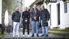 Tres de los empresarios de la calle, Miguel Ruibal, Claudia Rodrguez, Miguel ngel Leal , y un empleado de este ltimo, junto a la Peregrina 