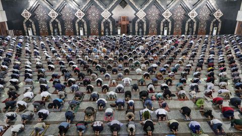 Una mezquita indonesia llena de fieles durante el rezo del viernes