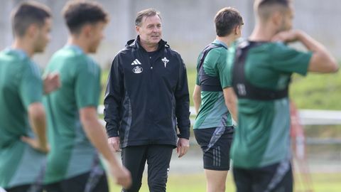 El t�cnico en una sesi�n de entrenamiento en A G�ndara en octubre del 2024.