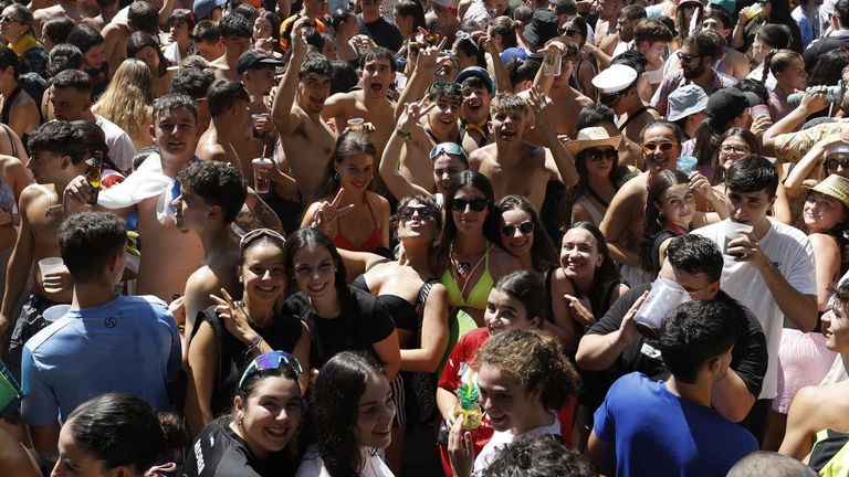 Una de las multitudinarias sesiones verm de Naseiro este ao