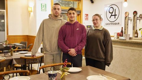 Froil�n Alonso, centro, con dos colaboradores, en el 94 Gastrobar de Ribadavia.