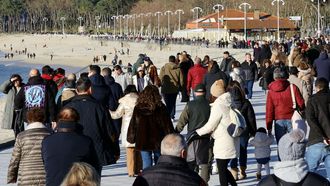 Imagen de archivo de gente paseando por la playa de Samil.