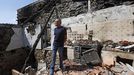 Jos Antonio, en la cocina de su casa de A Caridade (Monterrei), que fue destruida por las llamas. La Xunta cifra en 144 las viviendas quemadas, de las que ocho eran hogares habituales y 42 eran segundas viviendas. Las dems estaban abandonadas o arruinadas antes de los incendios.