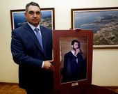 Cesures ya ha encontrado una soluci�n, aunque un poco de andar por casa, mientras Vilagarc�a conserva el hueco para el cuadro y Cambados espera autorizaci�n de la Casa Real para colocar en un lugar destacado la imagen de el Rey cuando fue nombrado Cabaleiro do Albari�o. 