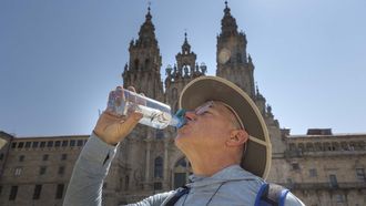 Un peregrino se refresca en una t�rrida jornada en Santiago de Compostela, donde alcanzaron los 37 grados.