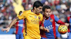 El defensa del Levante Too disputa un baln con Luis Surez