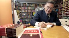 Jos� Fernando Navas firma en una librer�a de Lugo ejemplares  de su obra �Victorias de Galicia�, en una imagen de archivo