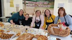 De izquierda a derecha, Teresa Murias, tesorera; las hermanas Pilar y Charo Lpez, vocales; Marta Soto, presidenta; y Ana Beln Bellas, vicepresidenta, vendiendo postres en la Festa do Marisco de O Barqueiro. Falta en la foto Lorena Martnez, secretaria