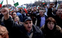 Un grupo de manifestantes corean consignas en las calles de Sof�a.